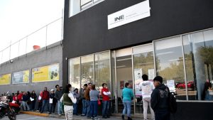 Personas haciendo fila afuera de un Módulo de Atención del INE