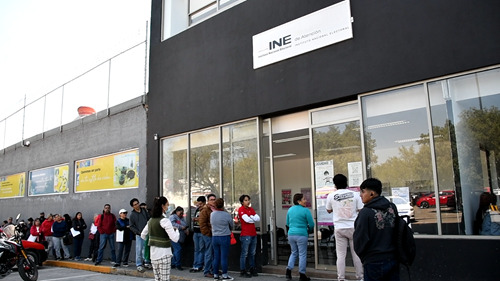 Personas haciendo fila afuera de un Módulo de Atención del INE