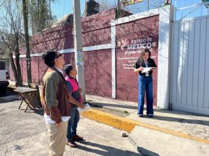 Tres trabajadores del INE en el Estado de México afuera de un domicilio para examinarlo como espacio para instalar casilla para votar