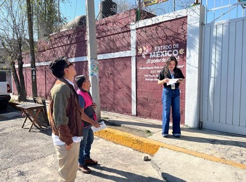 Tres trabajadores del INE en el Estado de México afuera de un domicilio para examinarlo como espacio para instalar casilla para votar