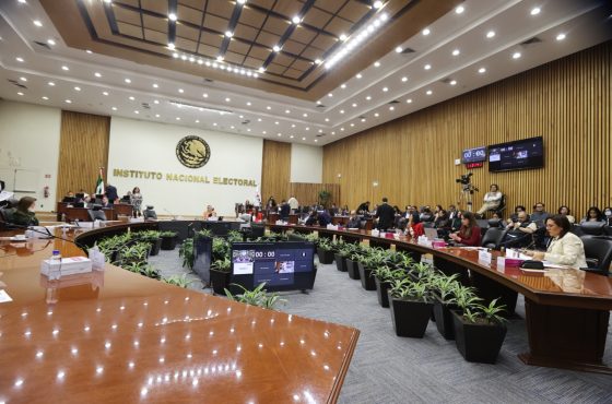 Consejeras y consejeros analizando asuntos en el Salón de sesiones del Consejo General del INE