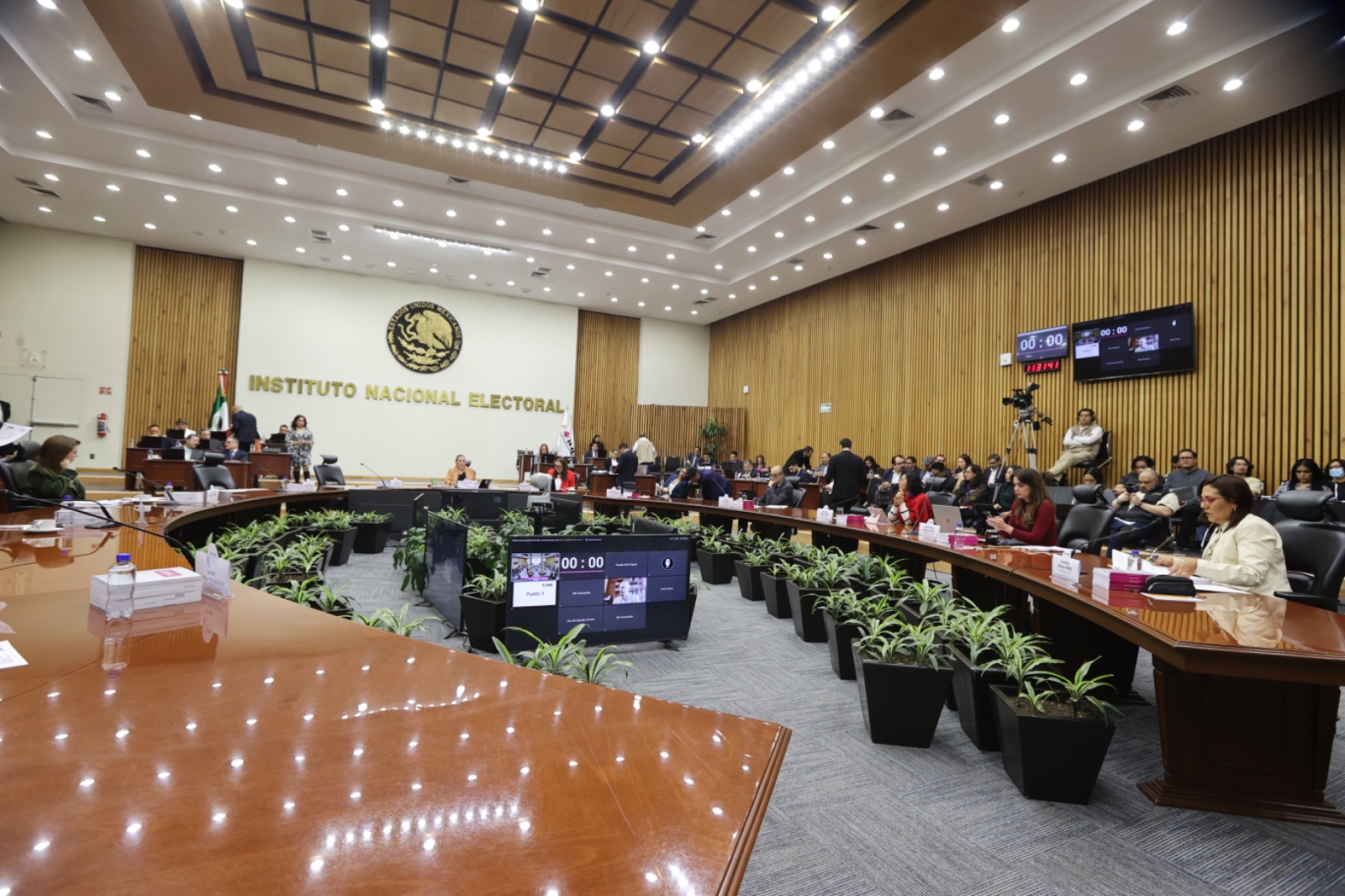 Consejeras y consejeros analizando asuntos en el Salón de sesiones del Consejo General del INE
