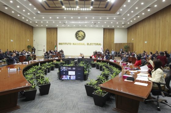 Consejeras y consejeros analizando asuntos en el Salón de sesiones del Consejo General del INE