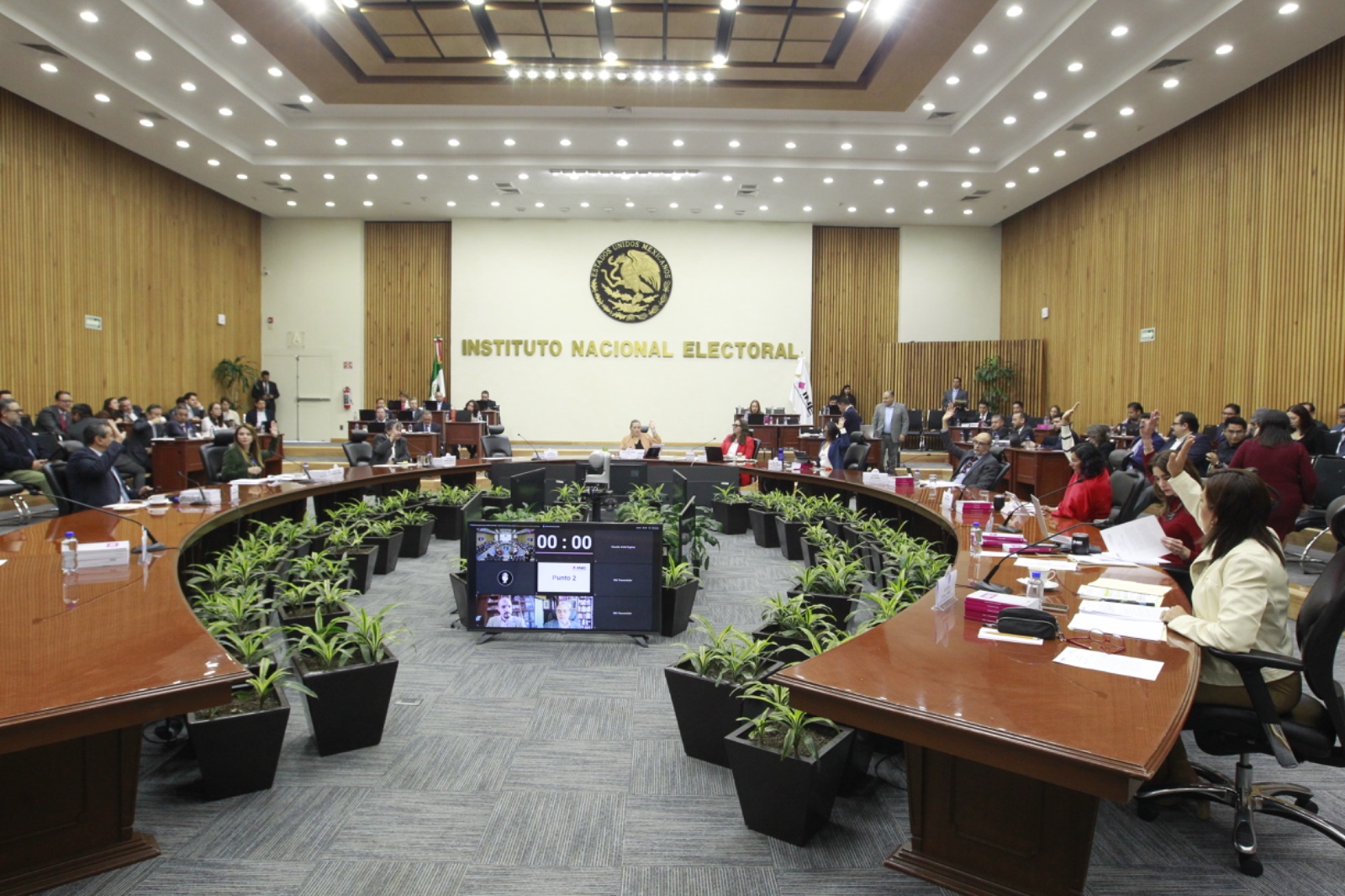 Consejeras y consejeros analizando asuntos en el Salón de sesiones del Consejo General del INE