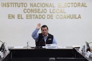 una persona sentada con el brazo derecho alzado