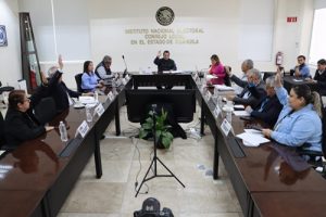 varias personas votando a mano alzada