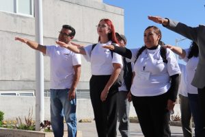 capacitadores del INE tomando protesta afuera de un edificio