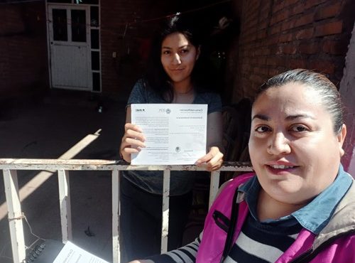 Trabajadora del INE Durango afuera de un domicilio