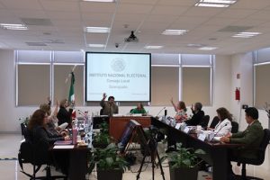 Integrantes del Consejo Local del INE Guanajuato votando, a mano alzada, en sesión de trabajo