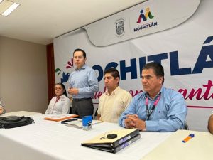 Vocal Ejecutivo de INE Guerrero de pie dando un discurso acompañado de otras personas
