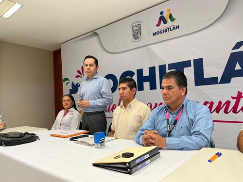 Vocal Ejecutivo de INE Guerrero de pie dando un discurso acompañado de otras personas