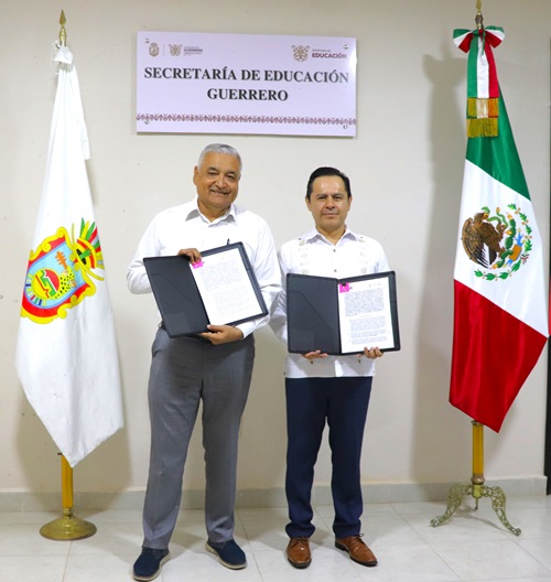 Titulares del INE y Secretaría de Educación en Guerrero de pie mostrando el Convenio firmado