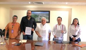 Titulares del INE Guerrero y del Ayuntamiento de Chilpancingo de pie mostrando el Convenio firmado