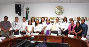 personas de pie juntas para tomarse foto grupal