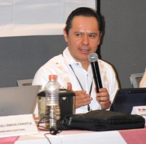 una persona hablando al micrófono