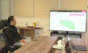 Vocal ejecutivo del INE Guerrero sentado viendo una pantalla