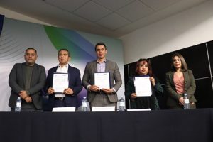 Los titulares del INE en Tabasco y de la Fiscalía Especializada en Delitos Electorales, así como el Consejero Electoral, Jorge Montaño, están de pie mostrando el documento firmado