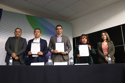 Los titulares del INE en Tabasco y de la Fiscalía Especializada en Delitos Electorales, así como el Consejero Electoral, Jorge Montaño, están de pie mostrando el documento firmado