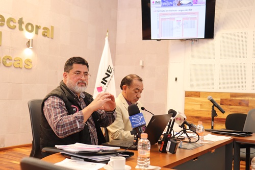 Vocal Ejecutivo del INE Zacatecas hablando a los medios de comunicación en conferencia de prensa