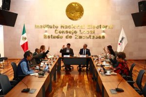 personas votando a mano alzada en INE Zacatecas