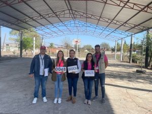 Trabajadores del INE en Michoacán durante la supervisión de los espacios para la instalación de las casillas para votar