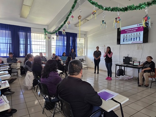 varias personas sentadas en un salón