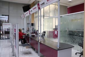 Personas realizando un trámite en el Módulo de Atención del INE en Jalisco
