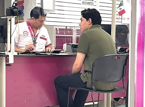 Persona masculina sentado enfrente del trabajador del INE Yucatán en un Módulo de Atención Ciudadana para tramitar su credencial para votar