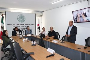 Vocal Ejecutivo del INE en Jalisco, Luis Zamora Cobián, está de pie dando unas palabras a los integrantes de la Junta Distrital 01