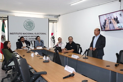 Vocal Ejecutivo del INE en Jalisco, Luis Zamora Cobián, está de pie dando unas palabras a los integrantes de la Junta Distrital 01