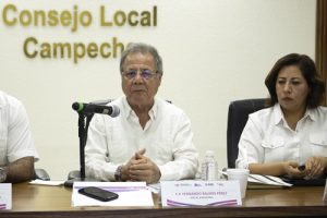Vocal Ejecutivo del INE Campeche respondiendo preguntas a reporteros