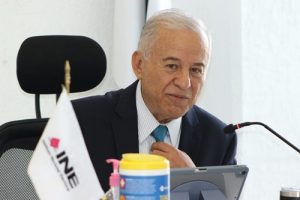 Persona sentada y hablando hacia otras personas