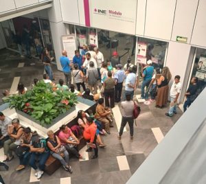 Personas esperando su turno para ser atendidos en el INE Morelos