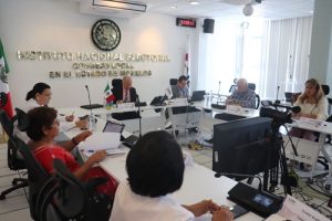 Integrantes del Consejo Local del INE en Morelos sentados en la sala de sesiones