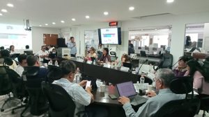 personas sentadas trabajando en un salón