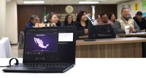 Personal del INE Nuevo León sentados recibiendo indicaciones