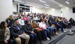 Asistentes al curso sentados en las butacas de un auditorio