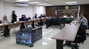 varias personas sentadas en reunión de trabajo al interior del Consejo Local del INE en Nuevo León