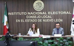 Mujer y Hombre sentados frente a una mesa en el Consejo Local del INE en Nuevo León