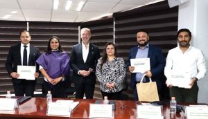 Integrantes del INE e IEE Querétaro de pie para tomarse fotografía oficial