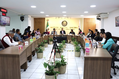 varias personas sentadas en reunión de trabajo al interior del Consejo Local del INE en Puebla