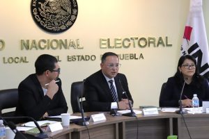Consejero Presidente de del Consejo Local del INE en Puebla, Edar Arias, acompañado por los integrantes de la Junta Local