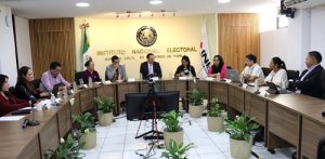 Integrantes del Consejo Local del INE en Puebla sentados en la sala de sesiones
