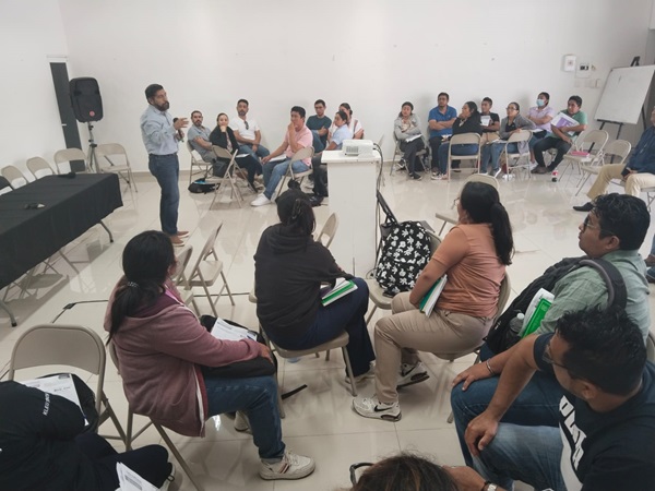Personas sentadas en un salón escuchando al ponente