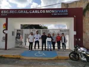 Siete trabajadores del INE afuera de una escuela secundaria