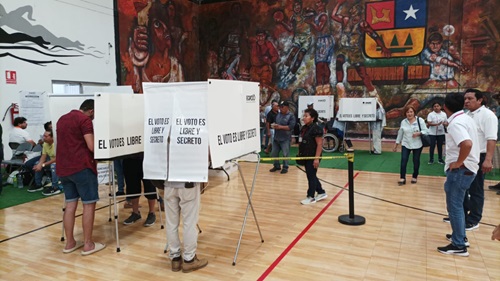 Personas votando en una casilla electoral