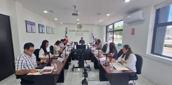 varias personas sentadas en reunión de trabajo al interior del Consejo Local del INE en Quintana Roo