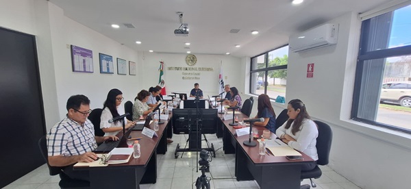 varias personas sentadas en reunión de trabajo al interior del Consejo Local del INE en Quintana Roo