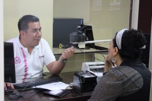 Trabajador del INE Puebla atendiendo a una persona