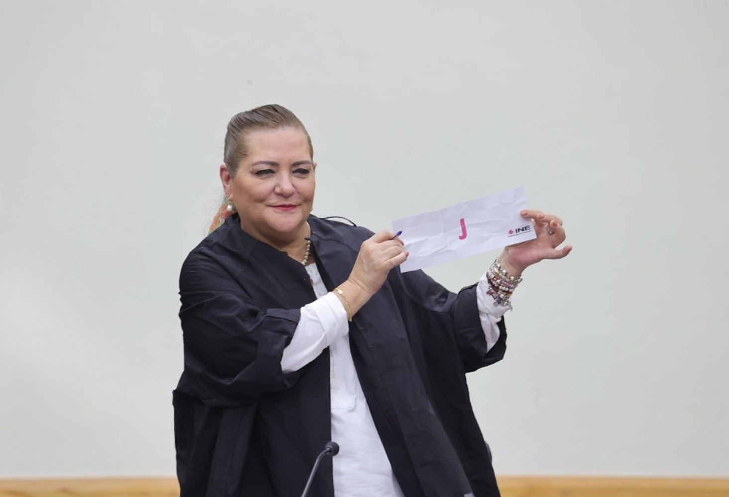 Guadalupe Taddei en mostrando la letra "J" elegida en el sorteo de insaculación